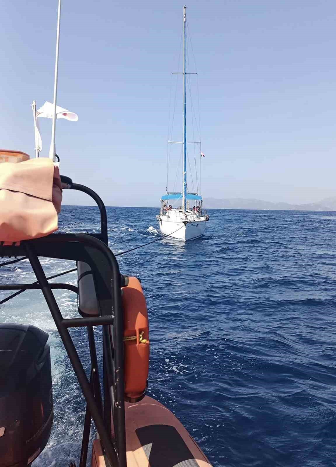 Muğla’nın Fethiye ilçesi açıklarında makine arızası nedeniyle sürüklenen yelkenli tekne