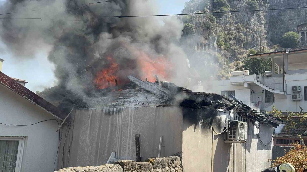 Muğla’nın Fethiye ilçesinde tek katlı bir evde çıkan yangın korkuturken,