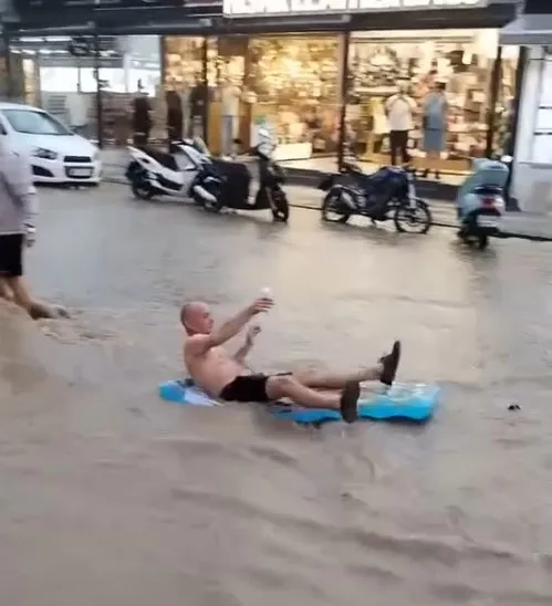 Muğla’nın Fethiye ilçesinde etkili olan sağanak yolları göle çevirirken, turistler