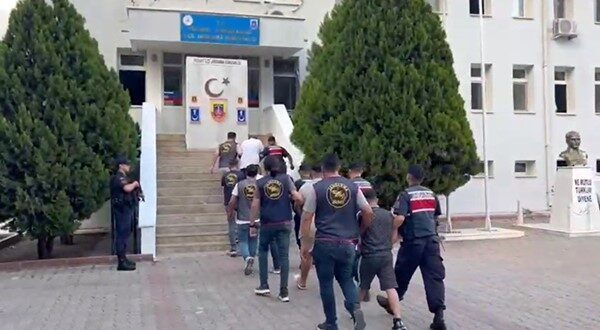 Adana’nın Pozantı ilçesinde telefonla aradıkları şahsa kendilerini polis olarak tanıtıp,