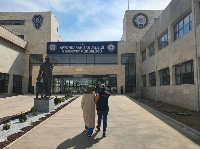 Afyonkarahisar’da polis tarafından yapılan operasyonda FETÖ’nün sözde büyük bölge talebe