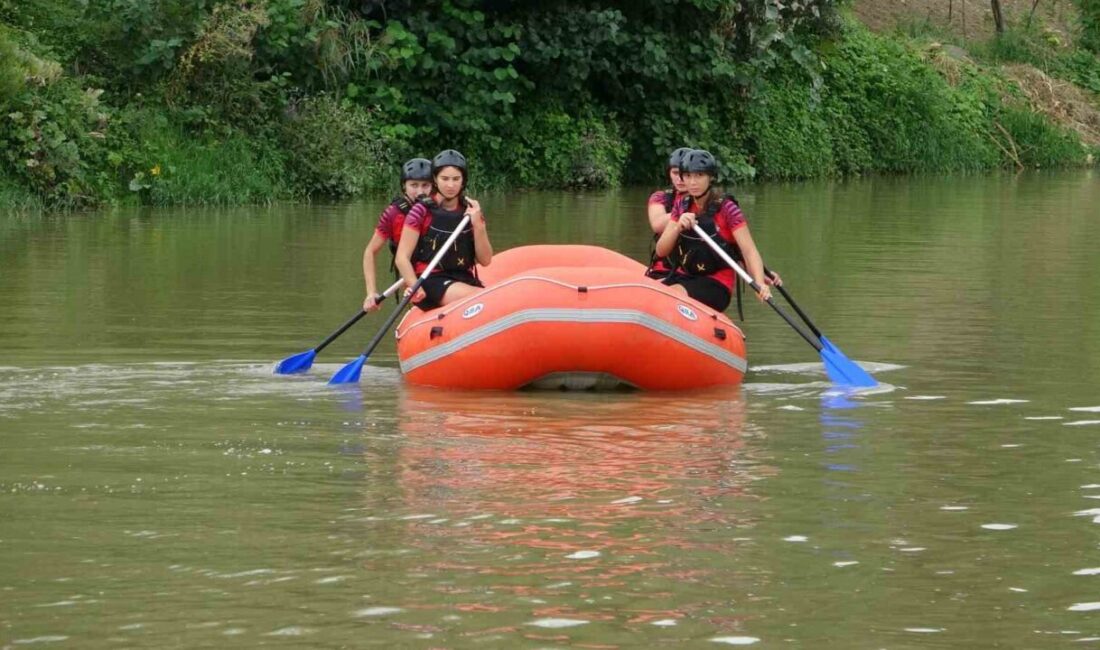 Giresun’un Espiye ilçesinde fındık bahçesinden çıkıp antrenmanlara koşan lise öğrencileri,