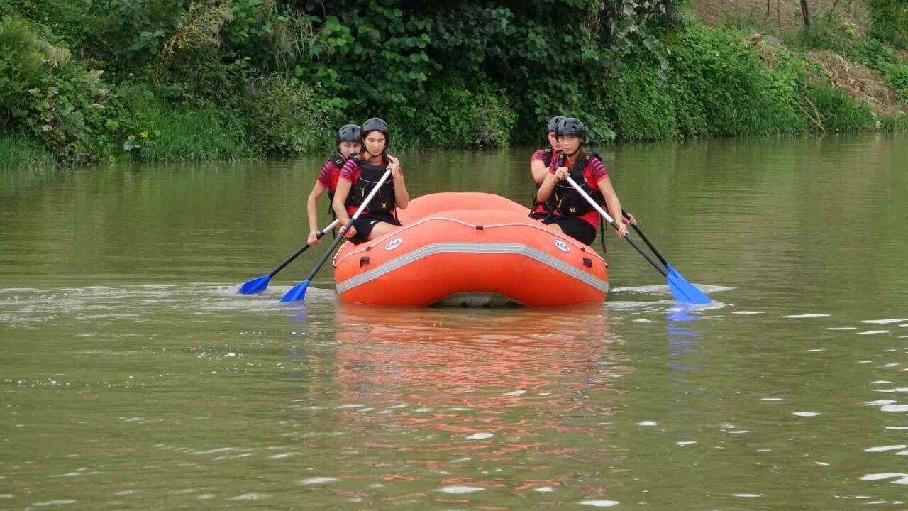 Giresun’un Espiye ilçesinde fındık bahçesinden çıkıp antrenmanlara koşan lise öğrencileri,