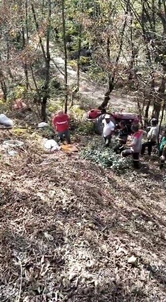Sakarya’nın Karasu ilçesinde bahçesinden topladığı fındıkları taşıyan sürücü, traktörün devrilmesi