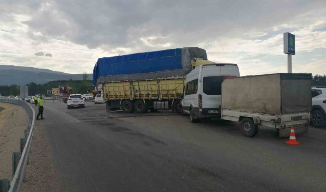 Tokat-Niksar karayolunda meydana gelen kazada saman yüklü bir kamyon ile