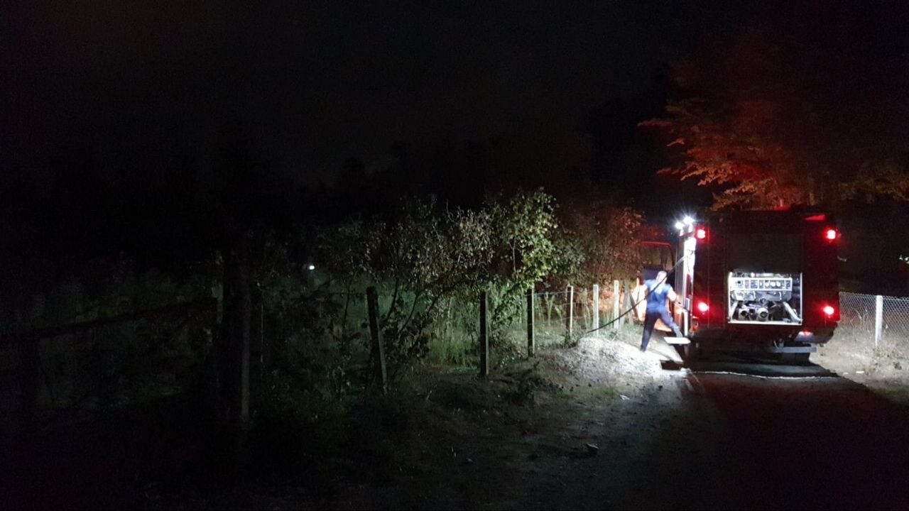 Sakarya’nın Karasu ilçesinde fındıklık bahçesinde yakılan ateş yangına yol açtı.