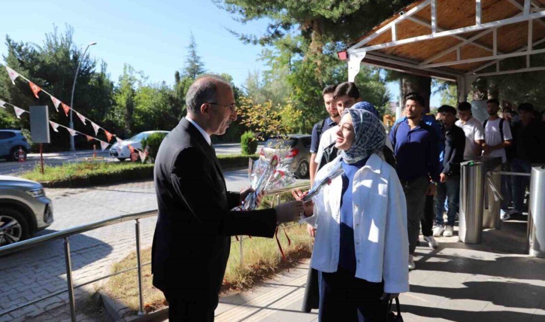 Fırat Üniversitesi Rektörü Prof. Dr. Fahrettin Göktaş, üniversiteye gelen öğrencileri