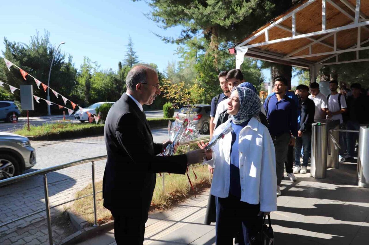 Fırat Üniversitesi Rektörü Prof. Dr. Fahrettin Göktaş, üniversiteye gelen öğrencileri