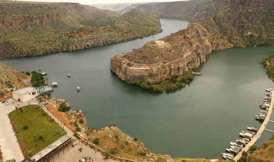 Gaziantep’te antik dönemden kalma mavi ile yeşilin buluştuğu Fırat’ın eşsiz