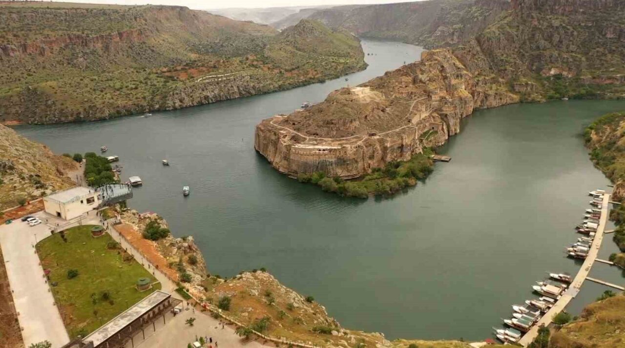 Gaziantep’te antik dönemden kalma mavi ile yeşilin buluştuğu Fırat’ın eşsiz