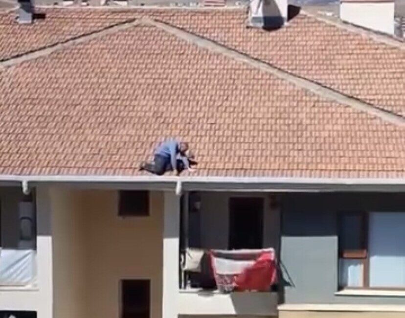 Elazığ’da fırtınalı havada bir vatandaşın hiçbir önlem almadan çatıda çalışması