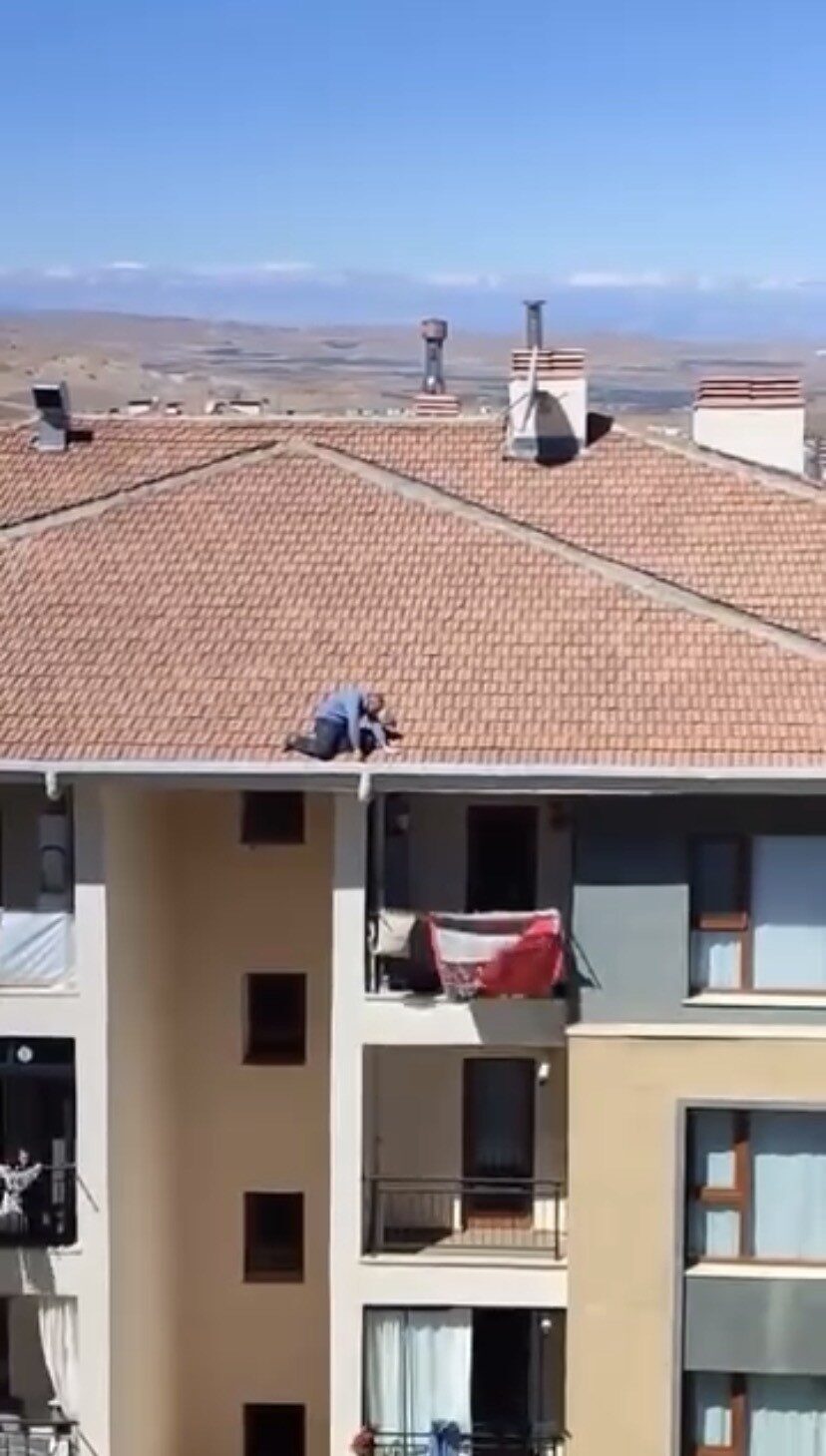Elazığ’da fırtınalı havada bir vatandaşın hiçbir önlem almadan çatıda çalışması