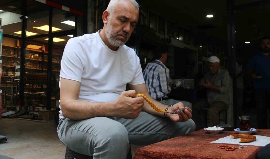 Sivas’ta tespihseverlerin buluşma noktası haline gelen tespih borsası, görenlerin dikkatini