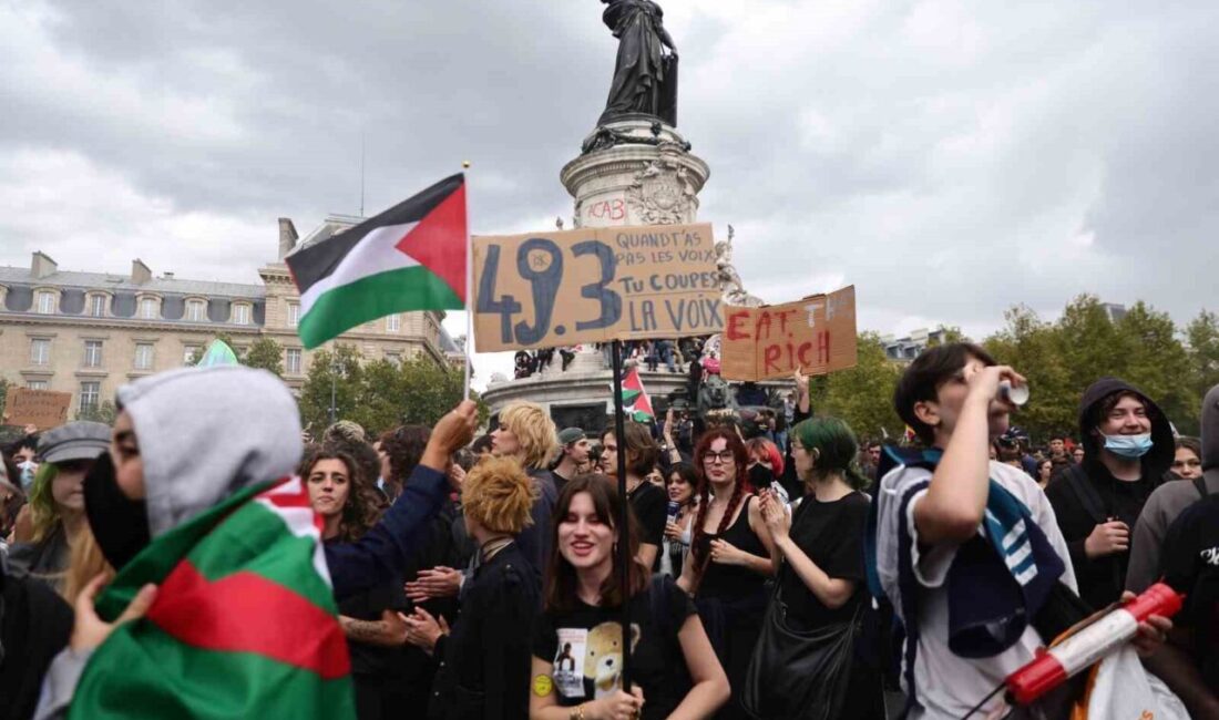 Fransa genelinde hükümetin tasarruf planına karşı düzenlenen “Bloquons tout” (Her