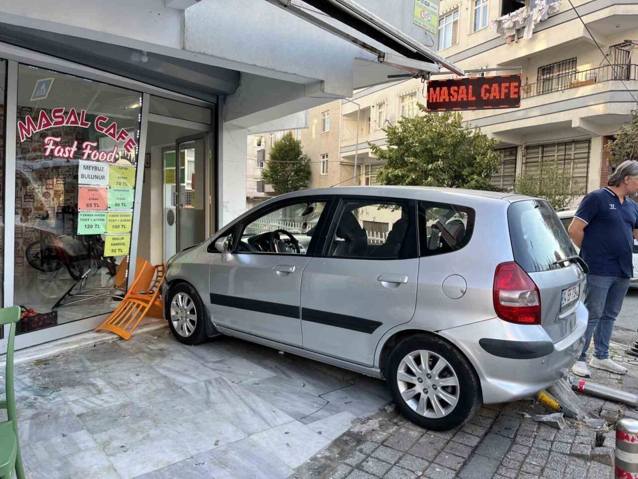 İstanbul Güngören’de fren yerine gaza basan sürücü, önce bir yayaya