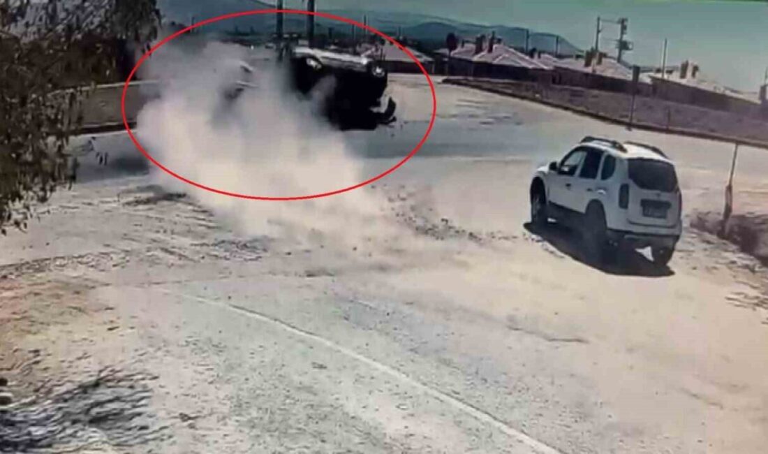 Hatay’ın Kırıkhan ilçesinde iki otomobilin kafa kafaya karıştığı ve 4