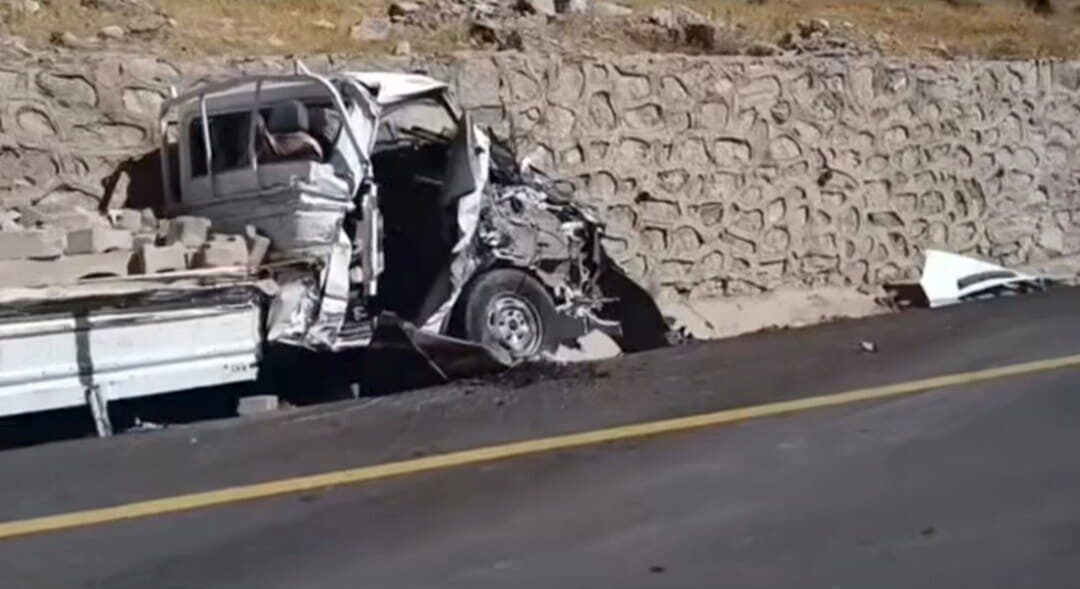 Van’ın Bahçesaray ilçesinde freni boşalan park halindeki tır, yol kenarında