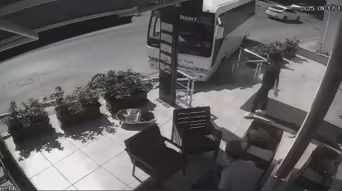 Denizli’de park halindeyken freni boşalan servis midibüsü, karşı şeride geçerek