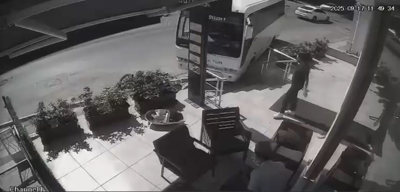 Denizli’de park halindeyken freni boşalan servis midibüsü, karşı şeride geçerek