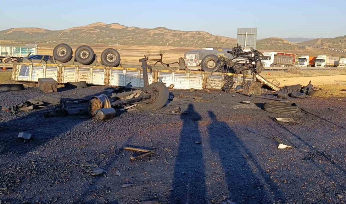 Gaziantep’te freni patlayan tır, yol çalışması yapan iş makinasına çarptı.