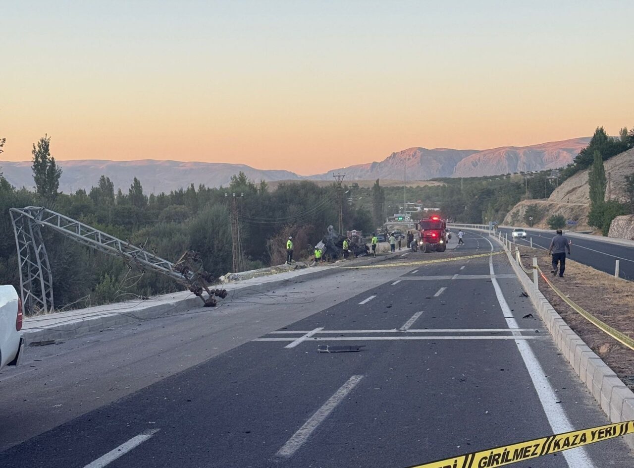 Malatya’nın Darende ilçesinde freni boşalan tırın yolcu otobüsüne çarpma anı