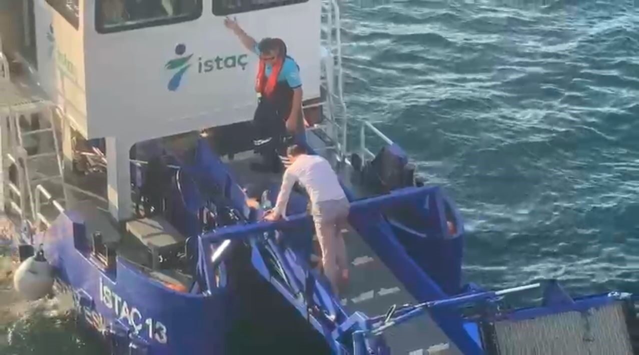 İstanbul’da, Galata Köprüsü’nden denize düşerek boğulma tehlikesi geçiren kadını, bir