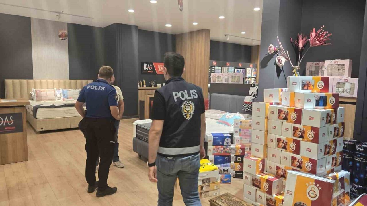 Zonguldak’ın Ereğli ilçesinde bir alışveriş merkezindeki tekstil mağazasında hırsızlık olayı