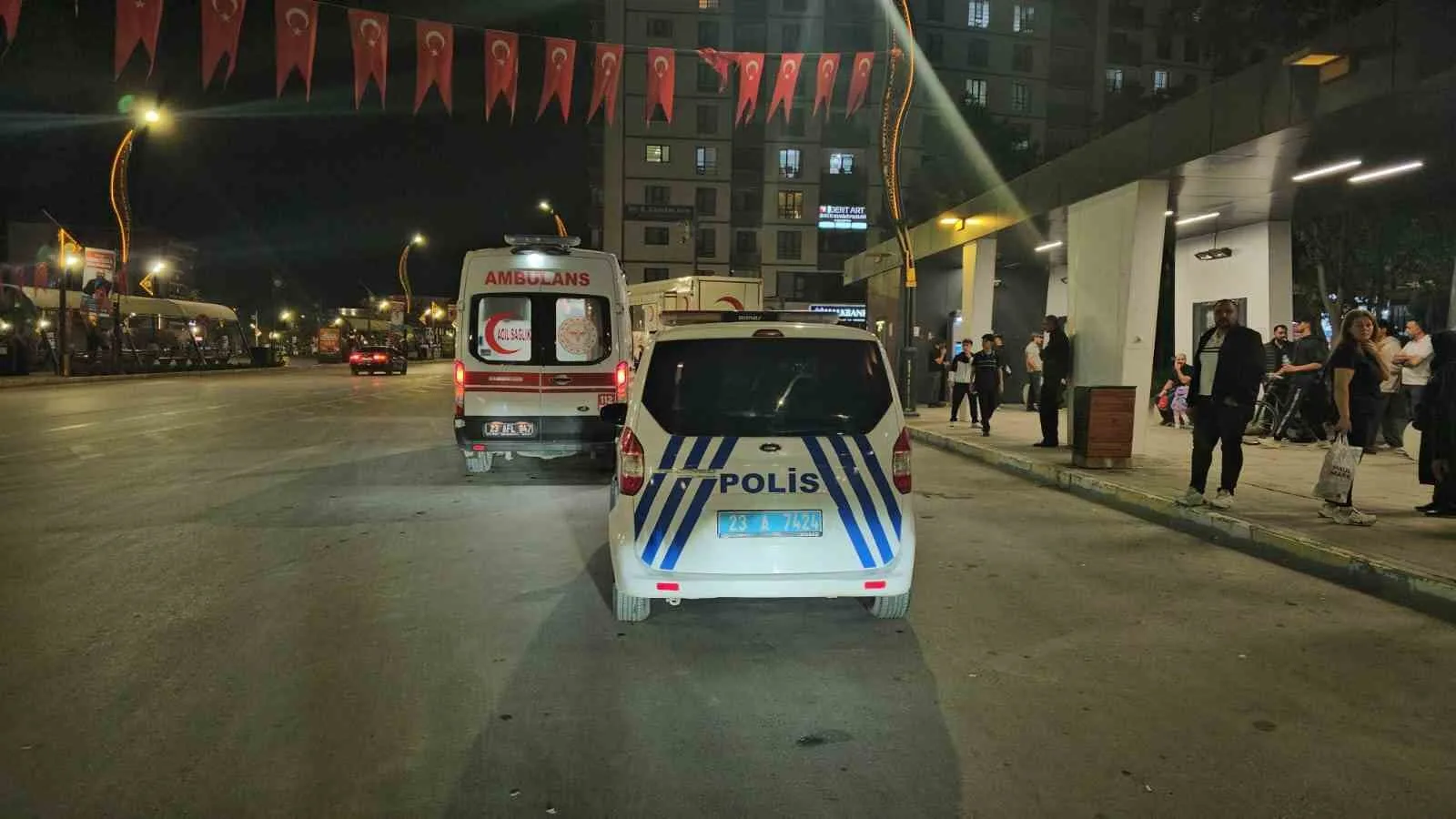 Elazığ’da parkta oturan bir kişi, telefonunu gasbetmek isteyen kişiye direnince