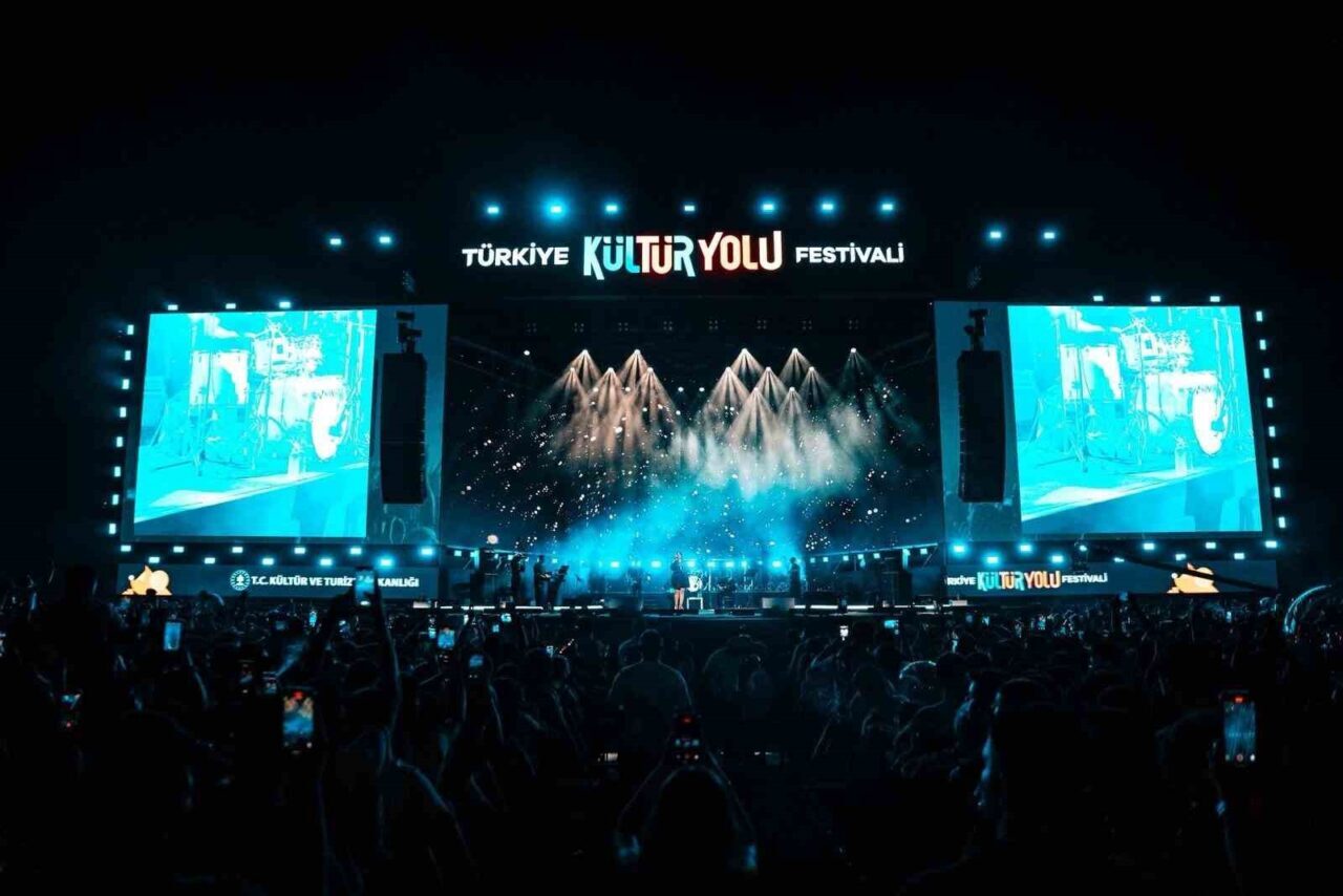 Gaziantep Gastronomi Festivali’nin ikinci gününde sahne alan Tuğçe Kandemir, sevilen