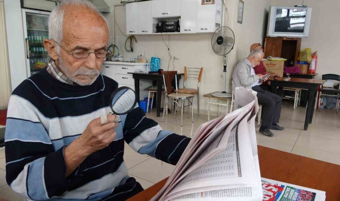 Kütahya’da yakın okuma gözlüğünü kaybeden vatandaş, gazeteleri 18 yıldır büyüteçle