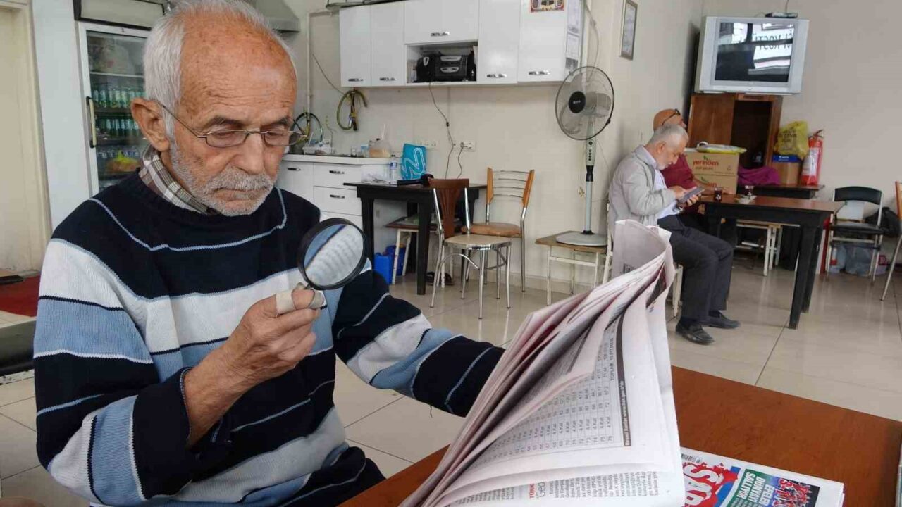 Kütahya’da yakın okuma gözlüğünü kaybeden vatandaş, gazeteleri 18 yıldır büyüteçle