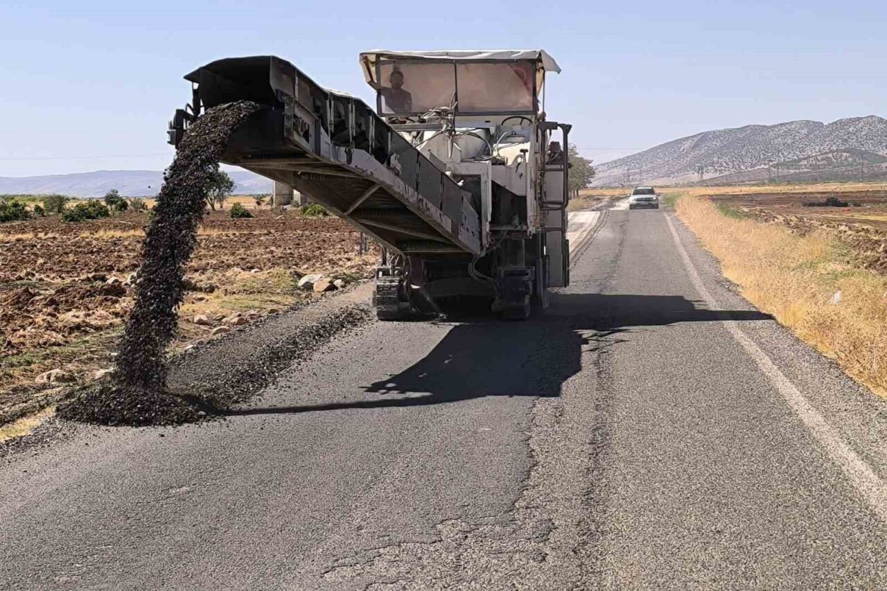 Gaziantep Büyükşehir Belediyesi, Araban ilçesinde bozulan grup yollarının yenileme çalışmalarıyla