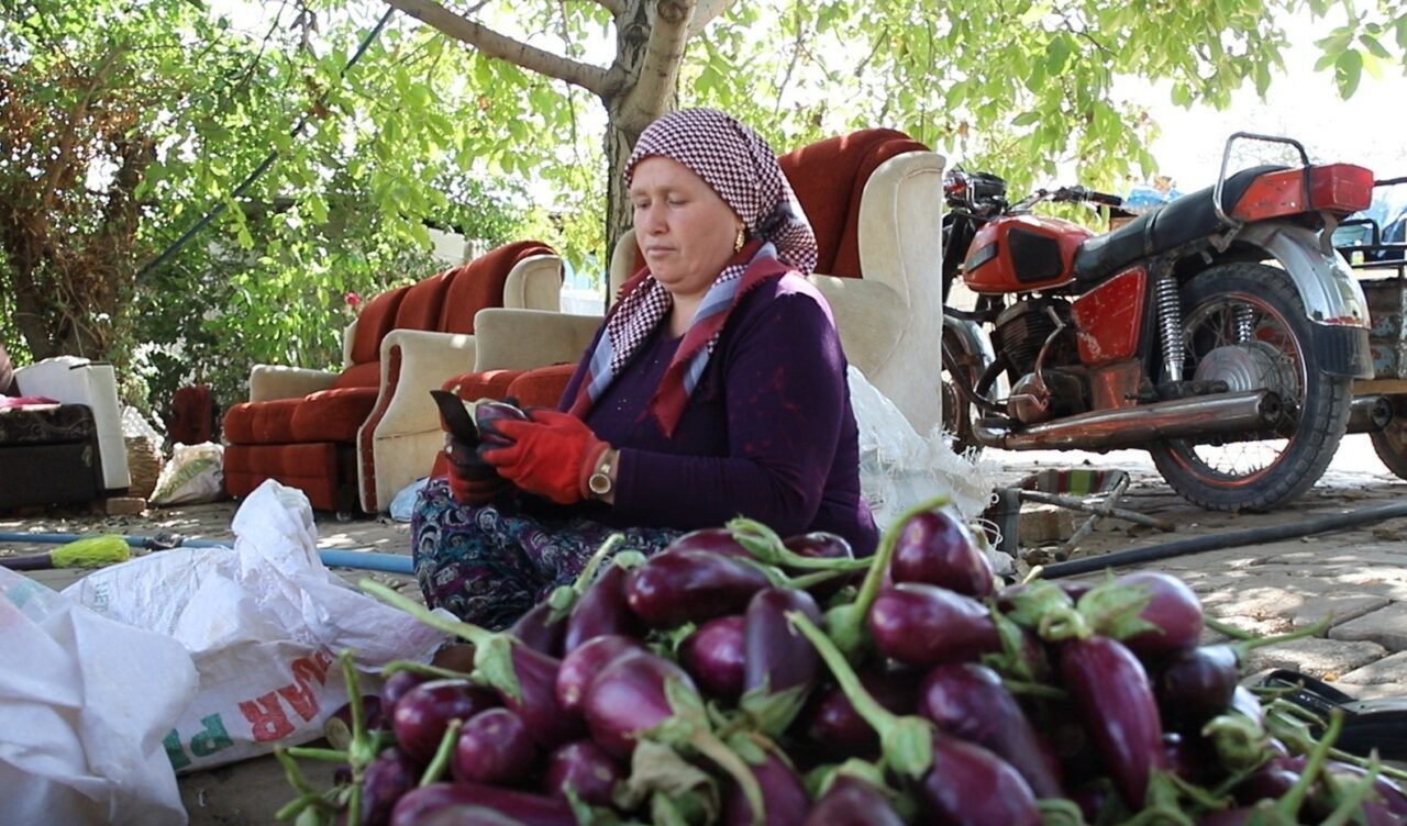 Gaziantep’te vatandaşlar, geleneksel yöntemlerle kış hazırlıklarının vazgeçilmezi olan kurutmalık mesaisini