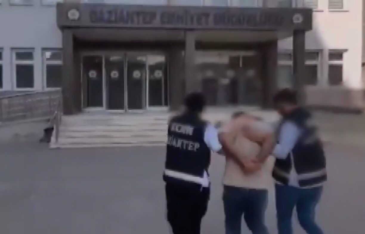 Gaziantep’te yapılan kaçakçılık operasyonunda 3 tabanca ile 2 adet otomatik