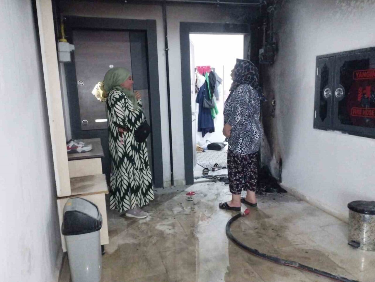 Gaziantep’te 5 katlı binanın 3’üncü katındaki bir dairenin girişinde yangın