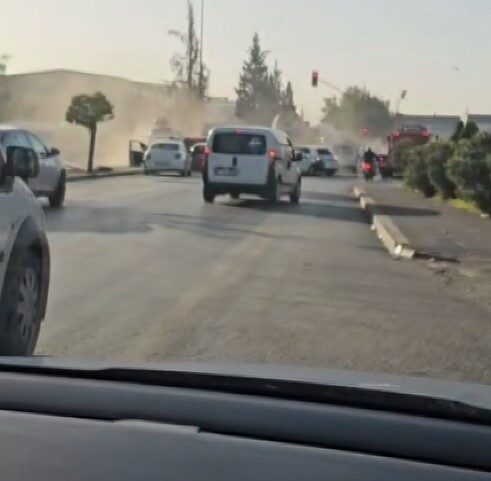 Gaziantep’te sürücüsü rahatsızlanan çekici, kontrolden çıktıktan sonra kırmızı ışıkta bekleyen