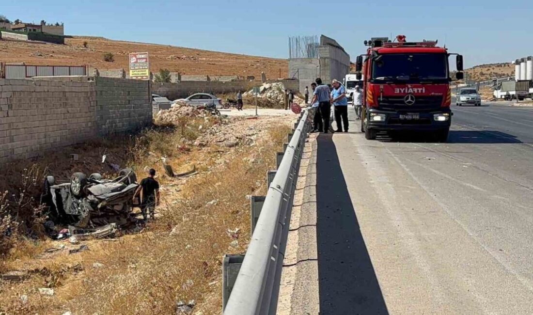 Gaziantep’te otomobil, hafif ticari aracın çarpması sonucu ters dönerek yol