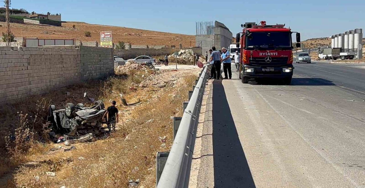 Gaziantep’te otomobil, hafif ticari aracın çarpması sonucu ters dönerek yol