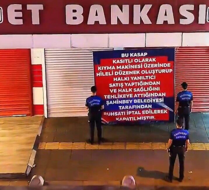 Gaziantep’in Şahinbey ilçesinde zabıta ekiplerinin yaptığı denetimde bozuk etleri vatandaşa