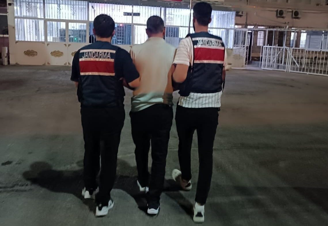 Interpol tarafından kırmızı bültenle aranan DEAŞ üyesi şahıs, Gaziantep’te jandarma