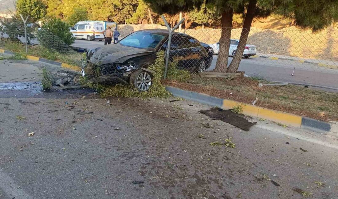Gaziantep’in İslahiye ilçesinde kontrolden çıkan otomobilin savrularak refüjdeki korkuluklar ve
