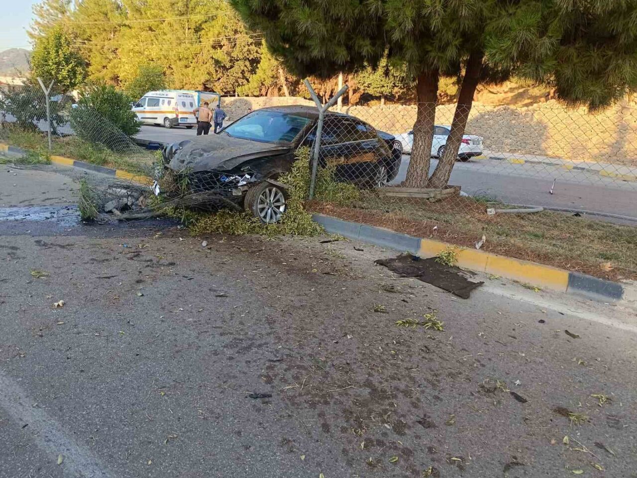 Gaziantep’in İslahiye ilçesinde kontrolden çıkan otomobilin savrularak refüjdeki korkuluklar ve