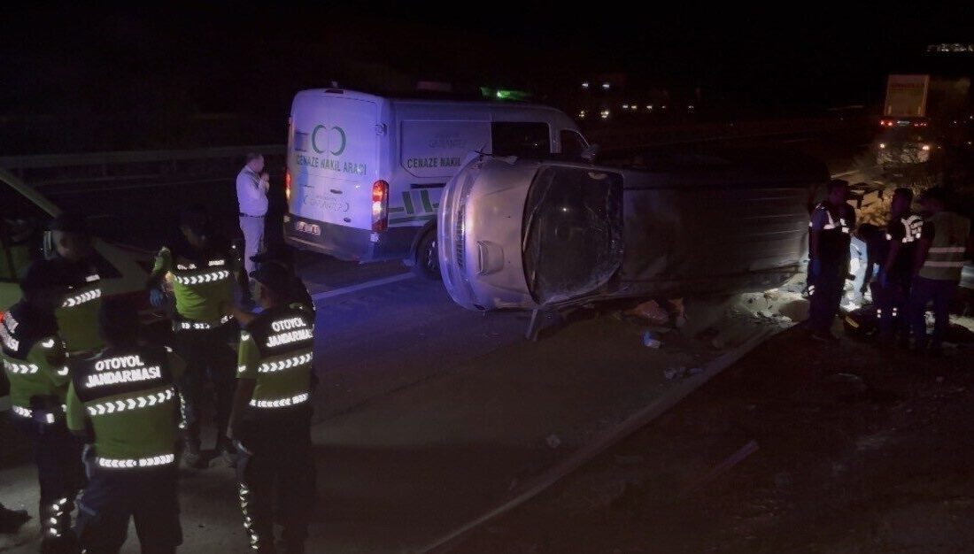 Gaziantep-Şanlıurfa Otoyolu Nizip kesiminde lastiğinin patlaması sonrası taklalar atarak devrilen