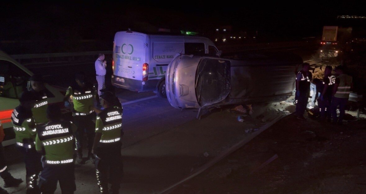 Gaziantep-Şanlıurfa Otoyolu Nizip kesiminde lastiğinin patlaması sonrası taklalar atarak devrilen
