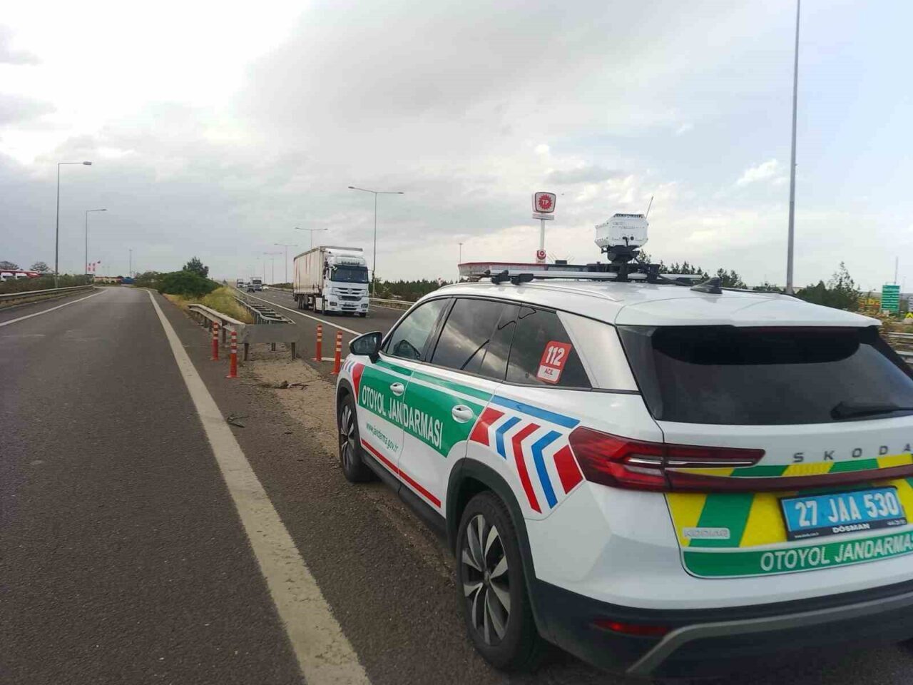 Gaziantep’te jandarma ekipleri, otoyolda çeşitli trafik kurallarını ihlal eden 2