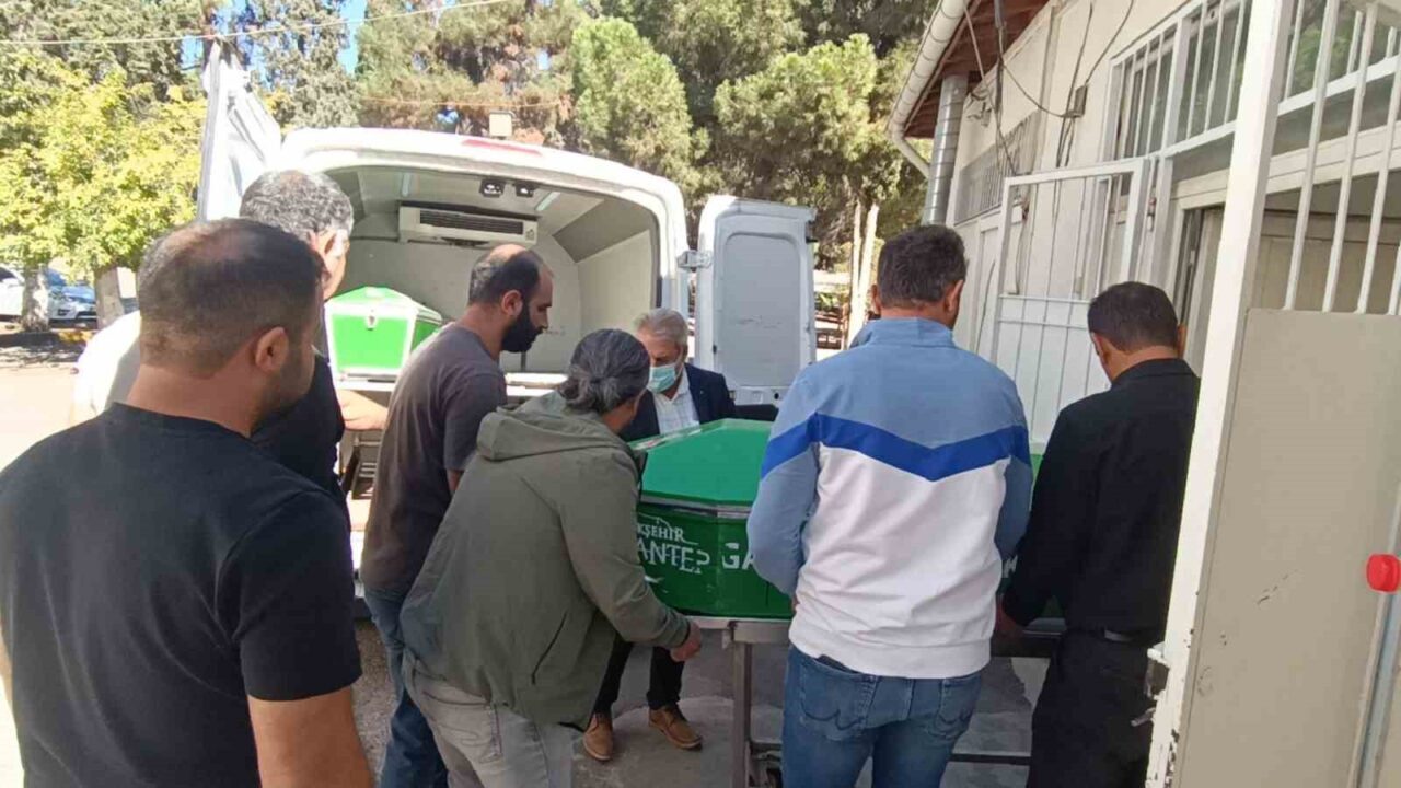 Gaziantep’te park halindeki tıra arkadan çarpan otomobildeki 3 kardeşten 2’si