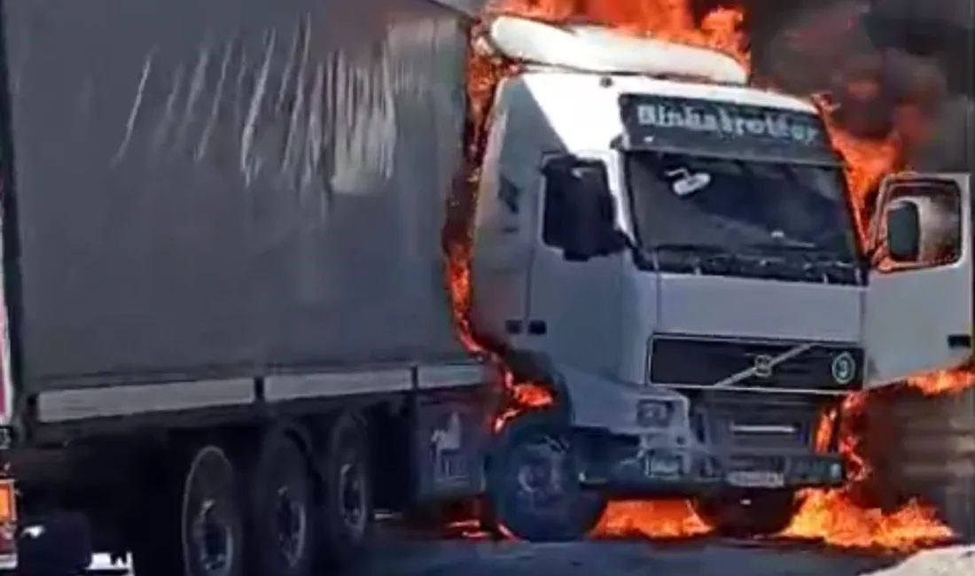 Gaziantep’te seyir halindeki tır alev aldı, maddi hasar meydana geldi.