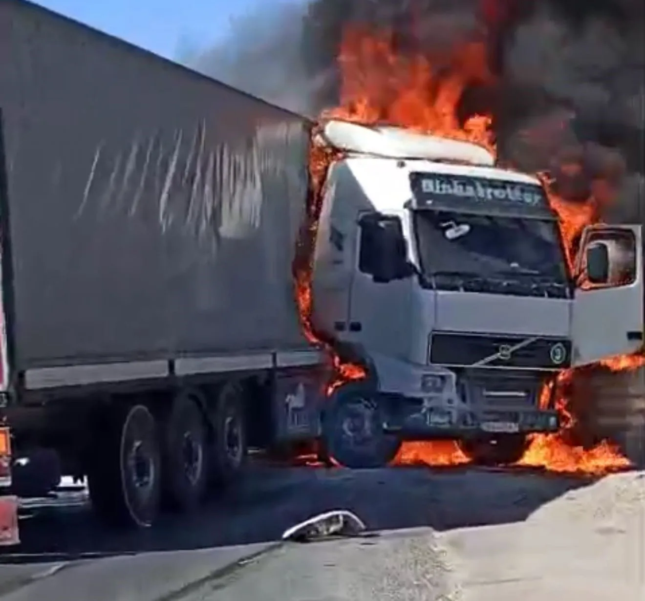 Gaziantep’te seyir halindeki tır alev aldı, maddi hasar meydana geldi.