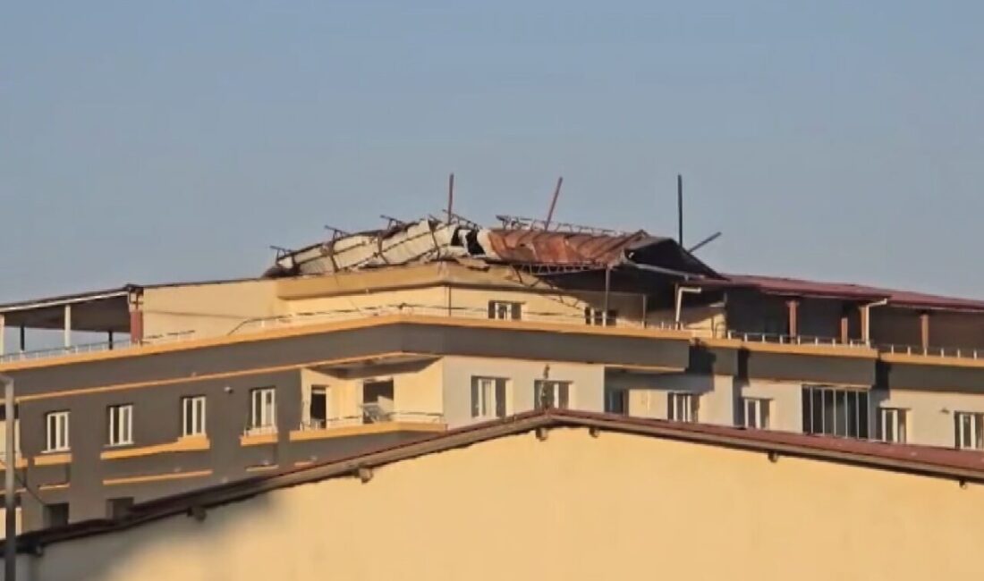 Gaziantep’in İslahiye ilçesinde şiddetli fırtına, depremde hasar aldıktan sonra tadilatı