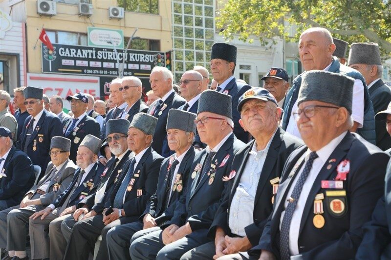 Balıkesir’in Edremit ilçesinde 19 Eylül Gaziler Günü dolayısıyla Cumhuriyet Meydanı’nda